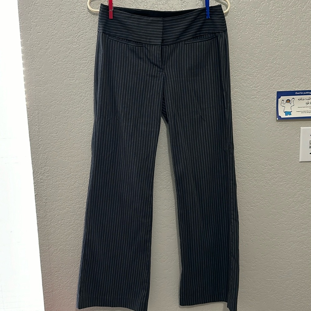 Express, sz 2S, editor, gray pinstripe trousers